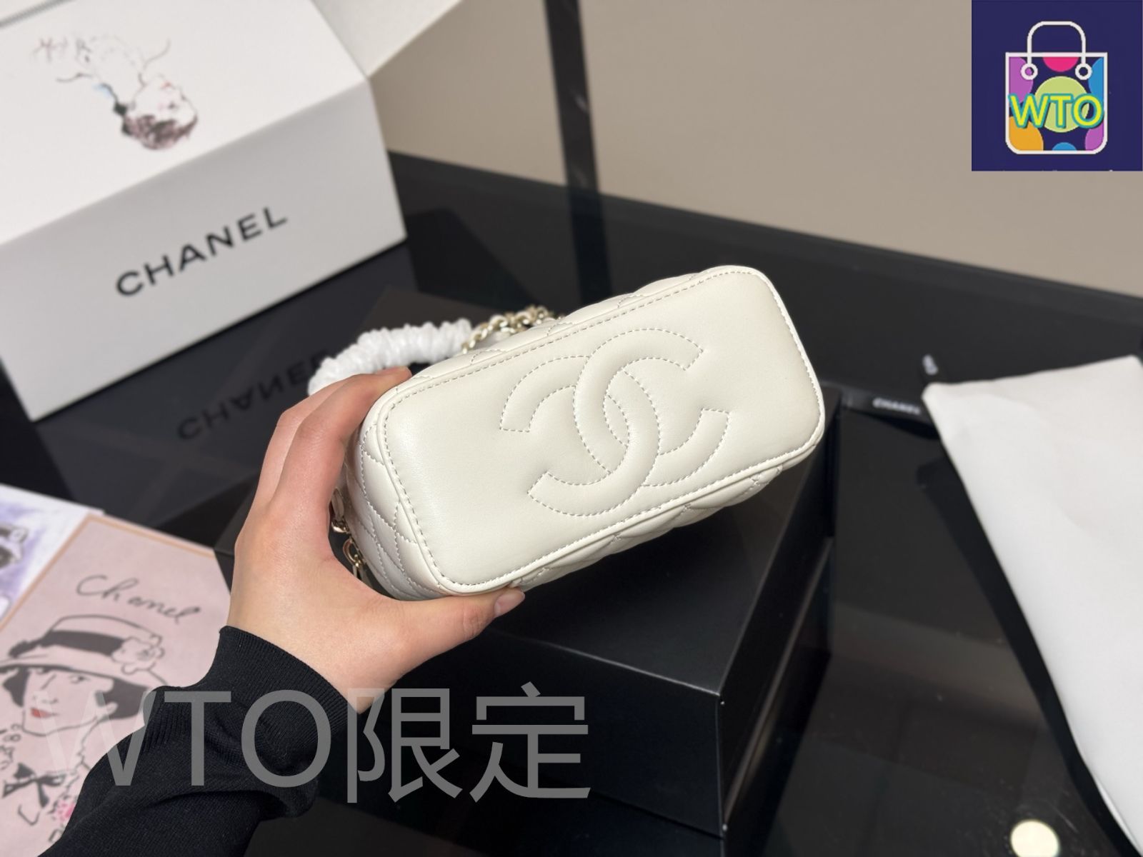 今日特価】Chanel Handle Cosmetic Box シャネル ハンドル