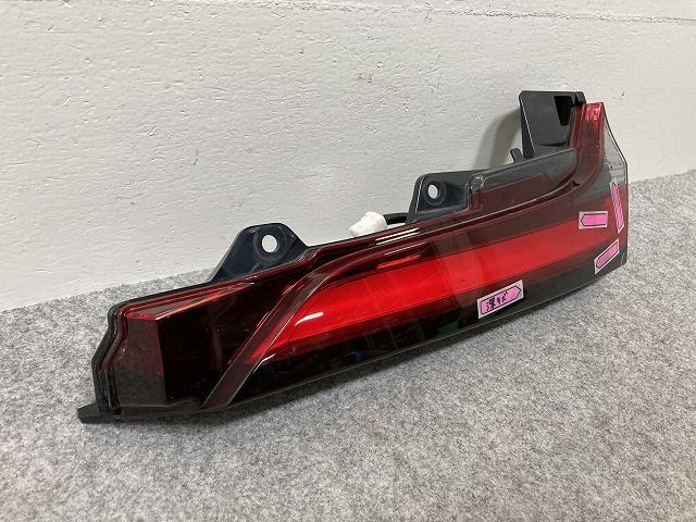 ノア NOAH 90系 MZRA90W MZRA95W ハイブリッド ZWR90W ZWR95W 純正 右 テールランプ ライト レンズ LED KOITO V1-7 81580-V1020 144569