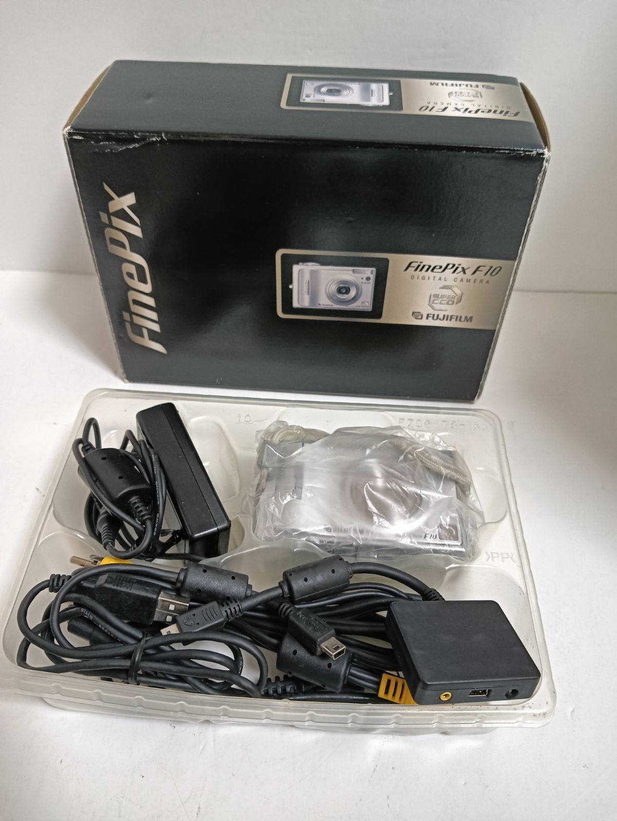 節約 【美品・動作確認済】Fujifilm FinePix F10 デジタルカメラ
