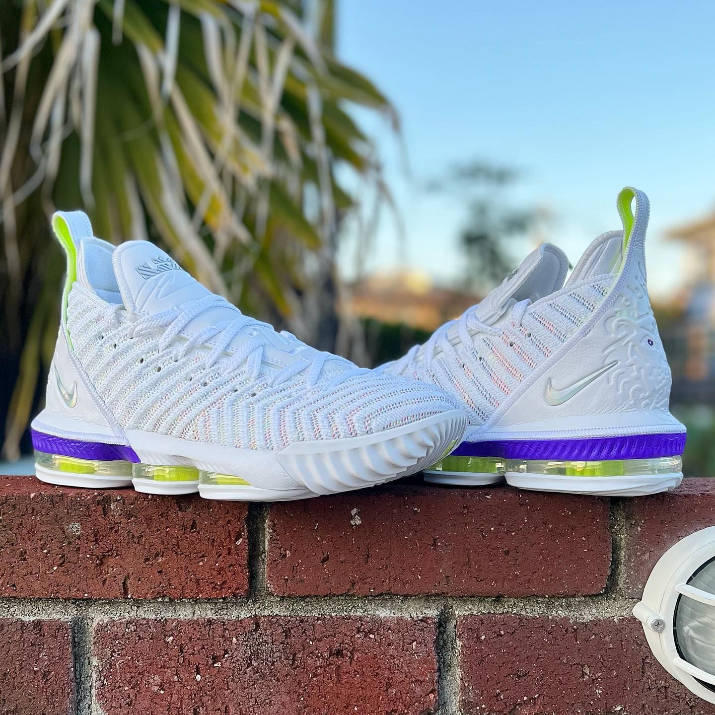 NIKE LEBRON 16 'BUZZ LIGHTYEAR' ナイキ レブロン 16 バズライトイヤー 【MEN'S】  white/multi-color-hyper grape-volt AO2595-102 - メルカリ