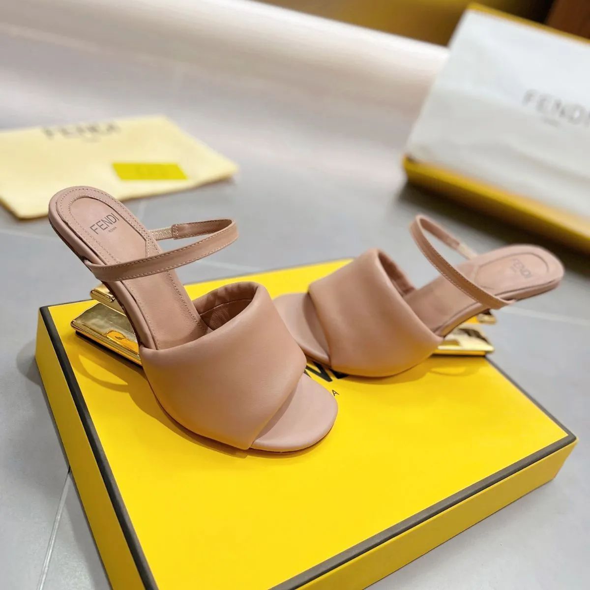 新品、未使用 フェンディ Fendi サンダルレディース - メルカリ