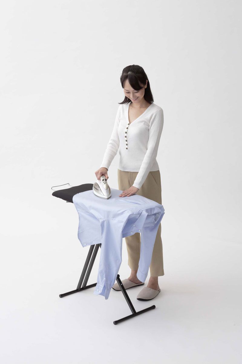 軽量スタンド式アイロン台 ブラック