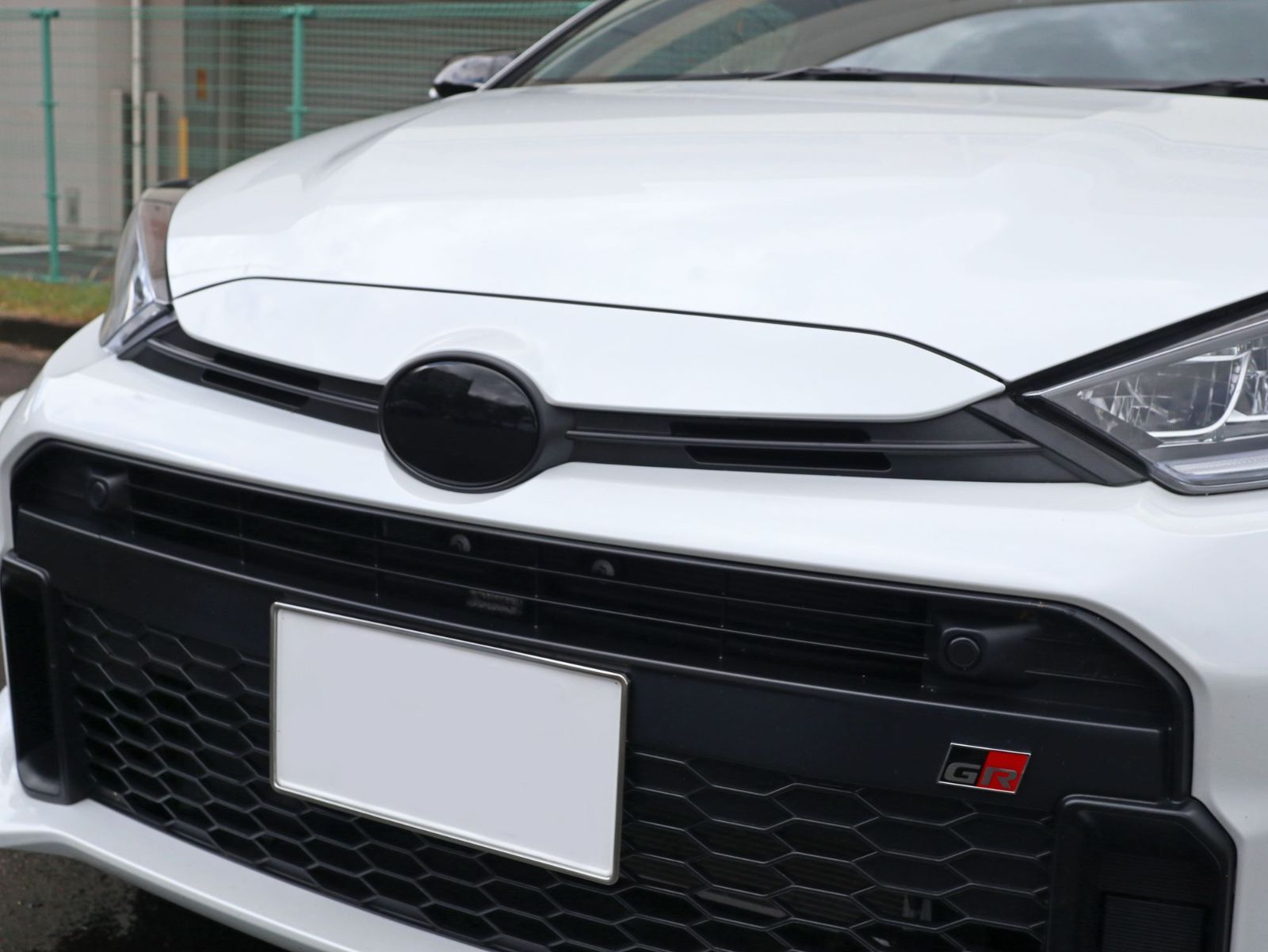 Tint+何度も貼れるエンブレム スモークフィルム(ブラックスモーク5％ 前後セット) GRヤリス GXPA16/MXPA12 gr ヤリス yaris mxpa16 gxpa12