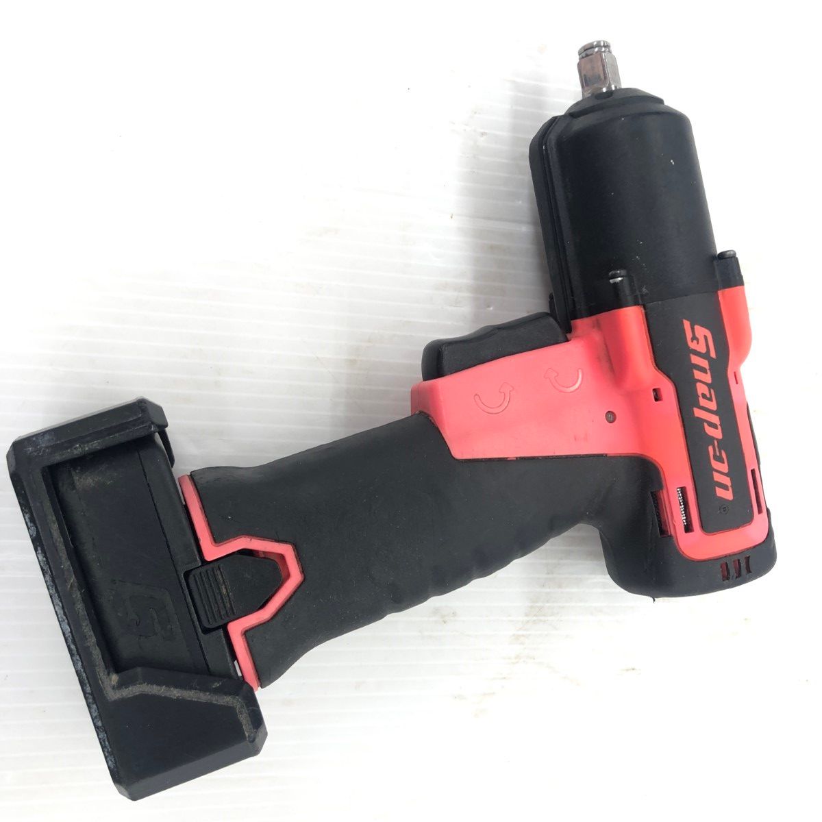 ДД Snap-on スナップオン インパクトレンチ 程度B 充電池1個付 コードレス式 9.7mm 14.4v 2.5Ah 193340350 使用感有 CTJ761AO レッド やや傷や汚れあり
