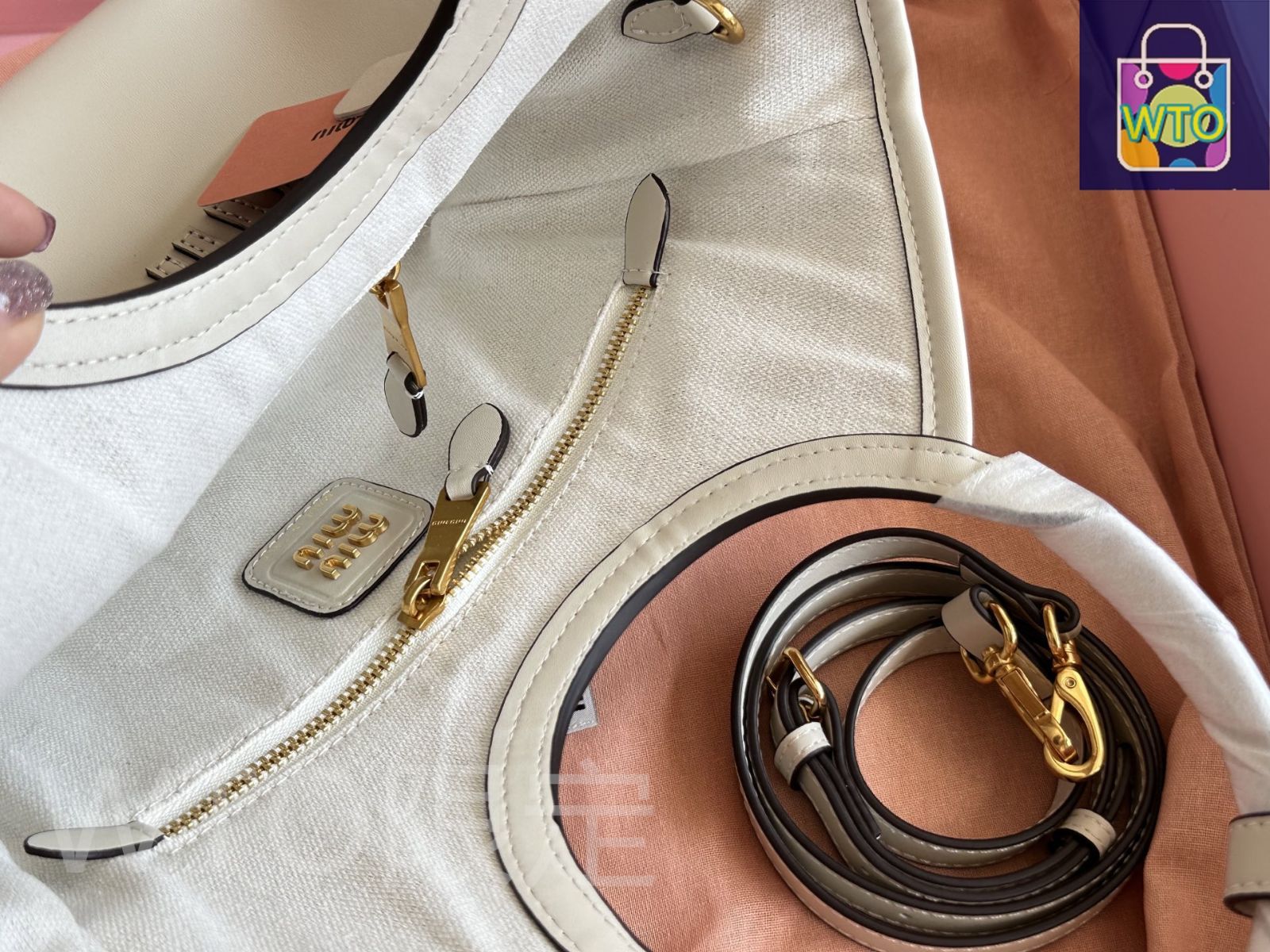 国内買付【MIU MIU】レザー トートバッグ MIU MIU 限定モデル レザートートバッグ - コンパクトサイズ (22