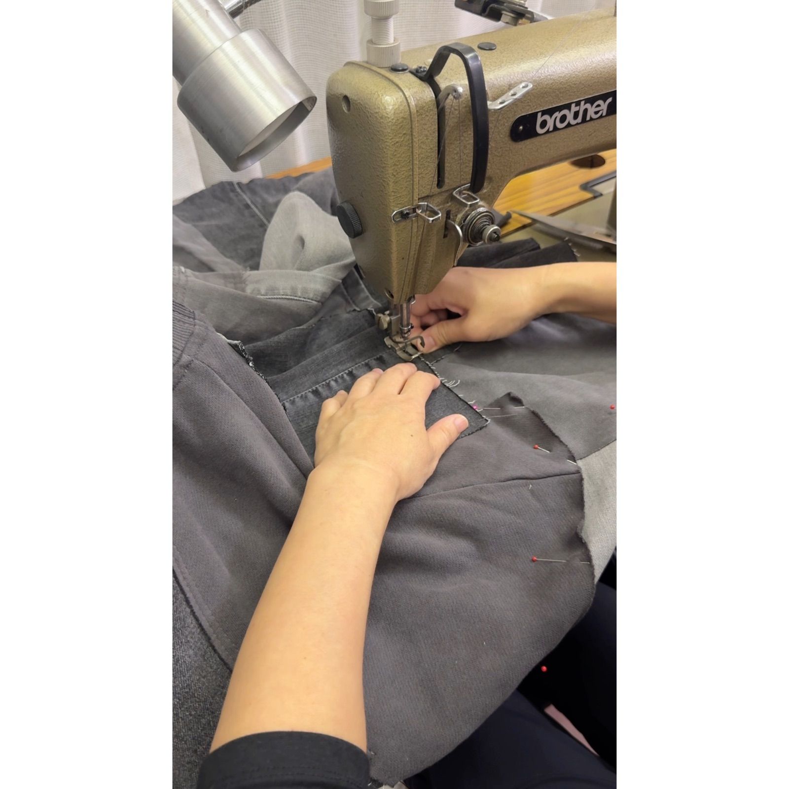 グレーの深みを重ねたアップサイクルジャンパースカート