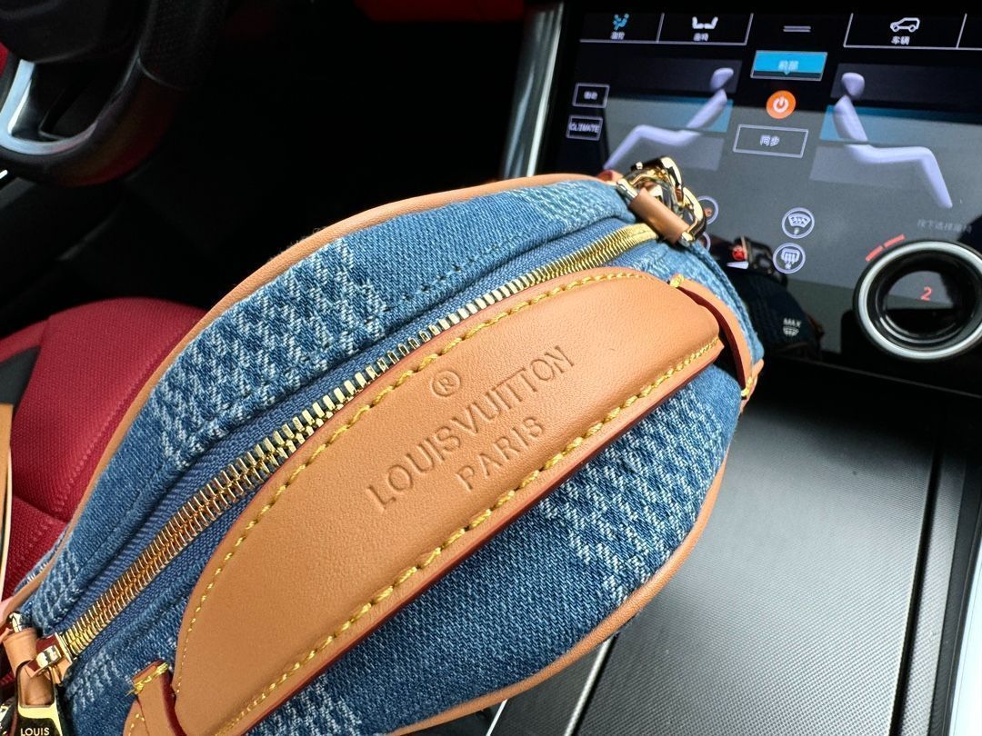 ルイヴィトンのショルダーバッグには、財布、キーバッグ、小銭