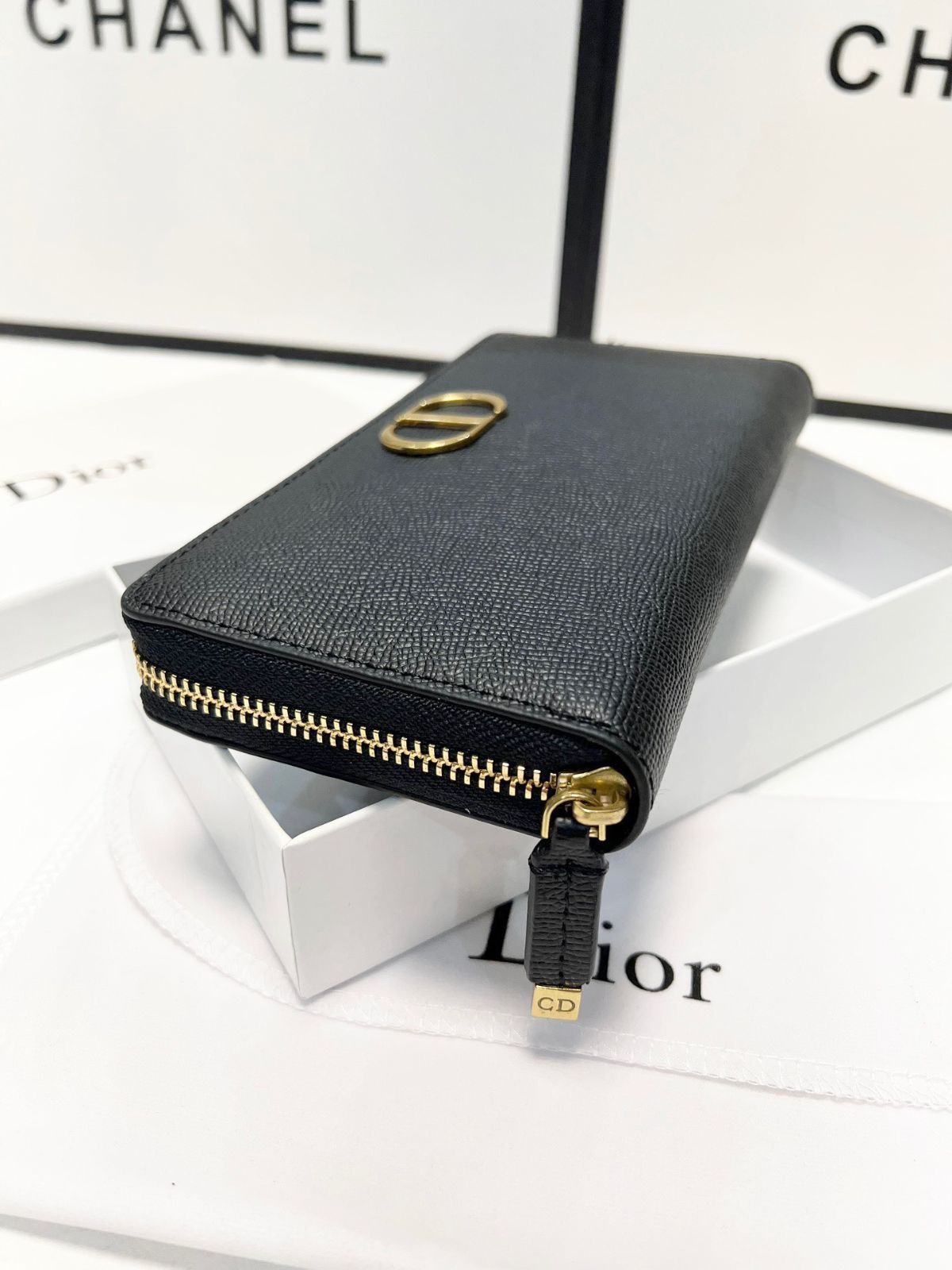 【格安・新品】総額15,000円以上★Dior★まとめ売り！おまけ付き 今日特価】DIOR 人気爆発のモノジップクラッチ！送料無料で今の