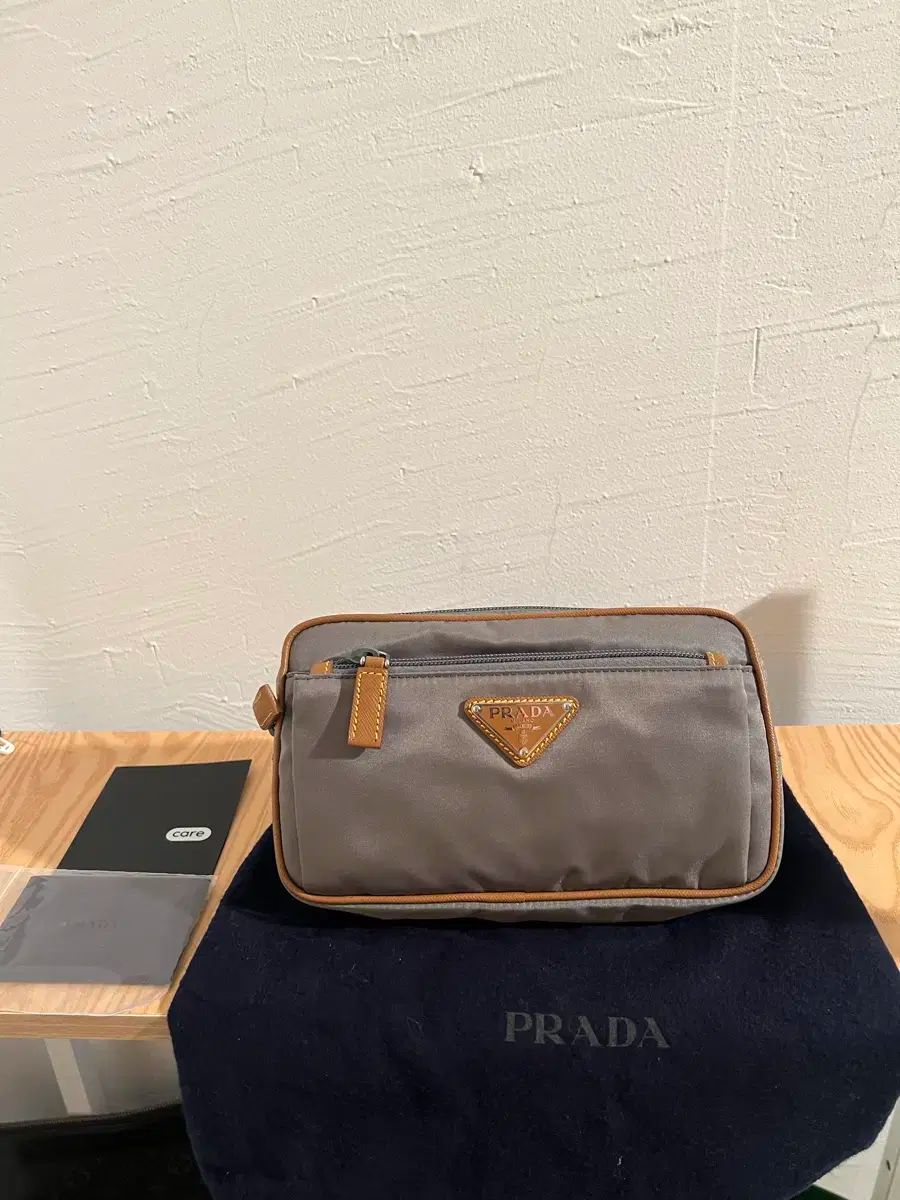 PRADA ブラウン ナイロンショルダーバッグ ブラウン 付属品完備 新品