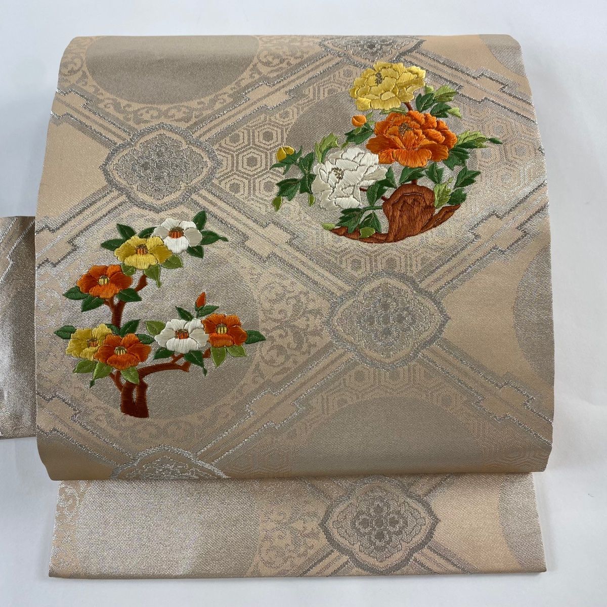 全国送料無料・イイ店 名古屋帯 在庫一掃】 優品 正絹 薄オレンジ 刺繍 金銀糸 牡丹 着物・浴衣
