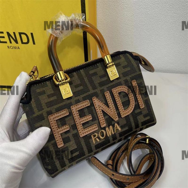 FENDI ショルダーバック美品 - メルカリ