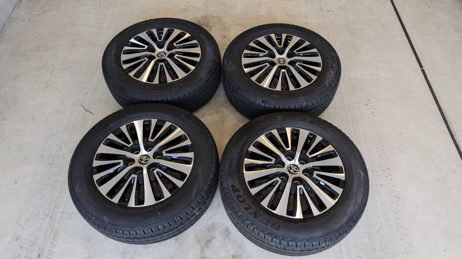 【タイヤホイール４本セット】トヨタグランエース　美品　 GRANACE 純正 ホイール 4本SET　17インチ PCD130 6穴 235/60R17