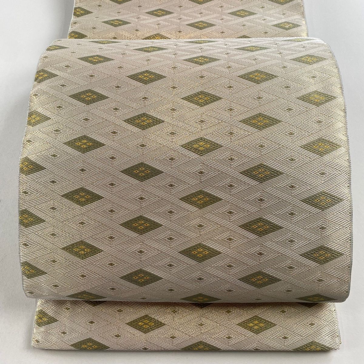 袋帯 美品 名品 落款 伝統工芸士 若林弘恵 菱 箔 ベージュ 六通 袋帯 美品 名品 落款 伝統工芸士 若林弘恵 菱 箔 ベージュ 六通