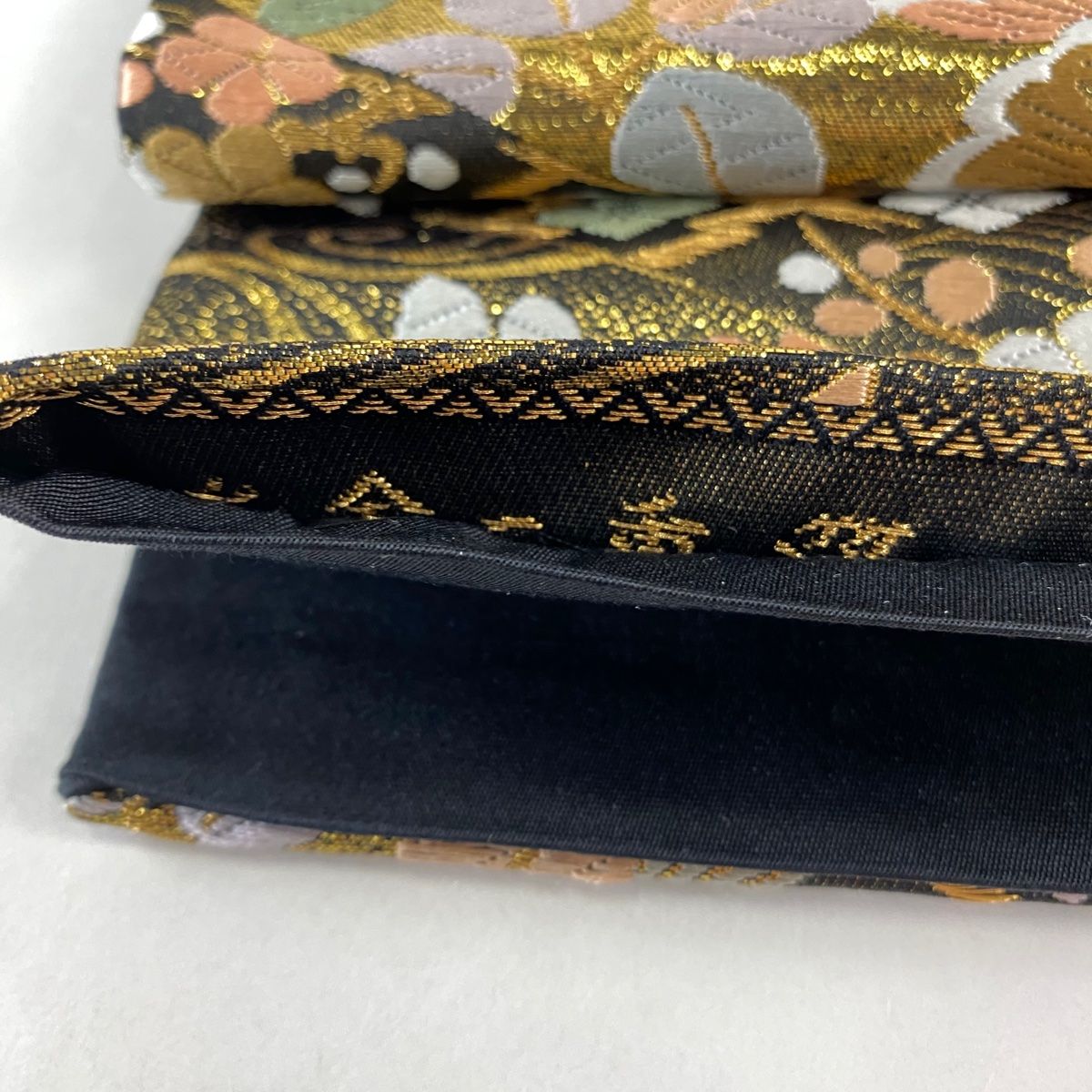 袋帯 正絹 黒地 煌めく 上品な花 六通 U-4395 袋帯 正絹 黒地 煌めく 上品な花 六通 U-4395 着物・浴衣
