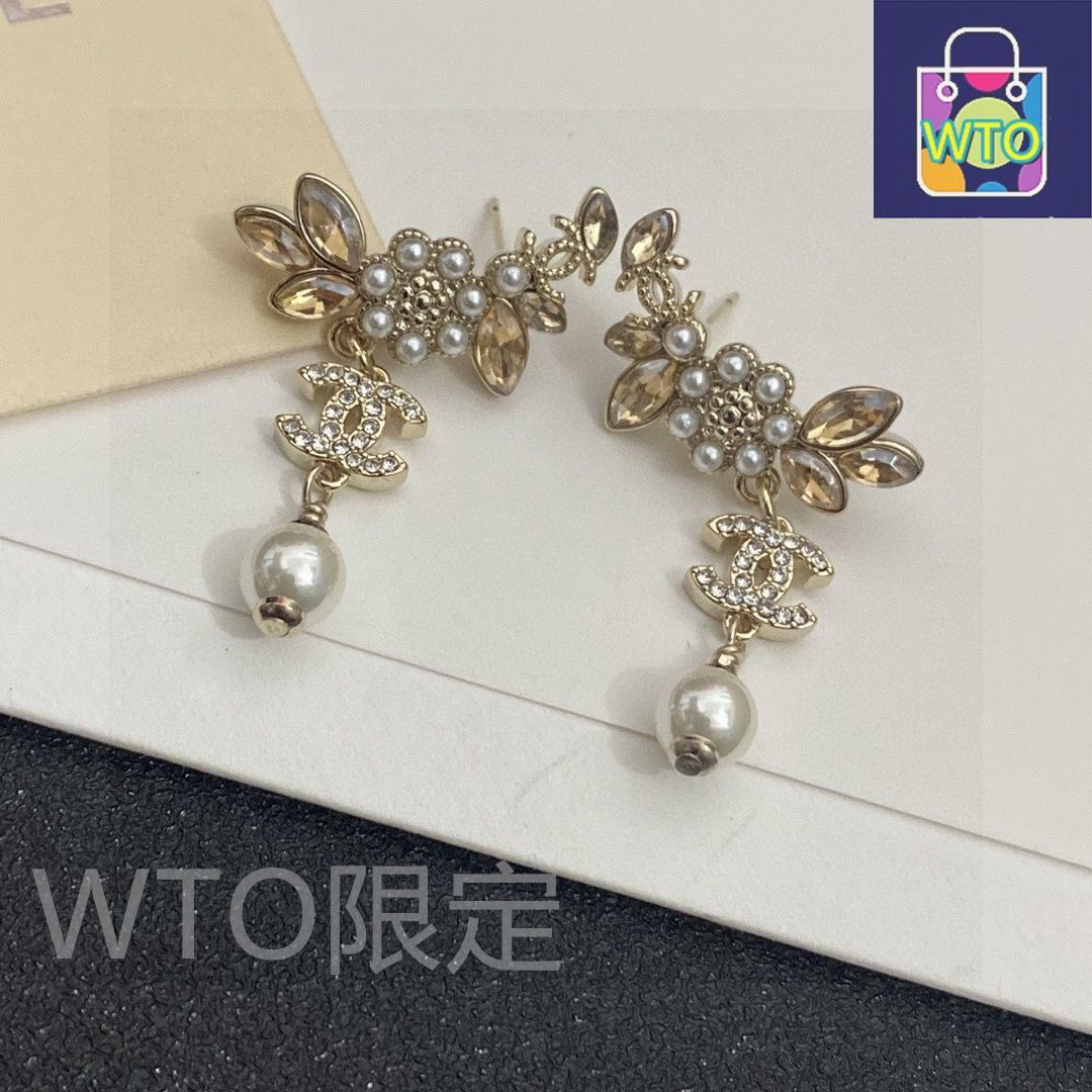今日特価】Chanel 花柄 真珠 葉 クリスタル ピアス ダブル C