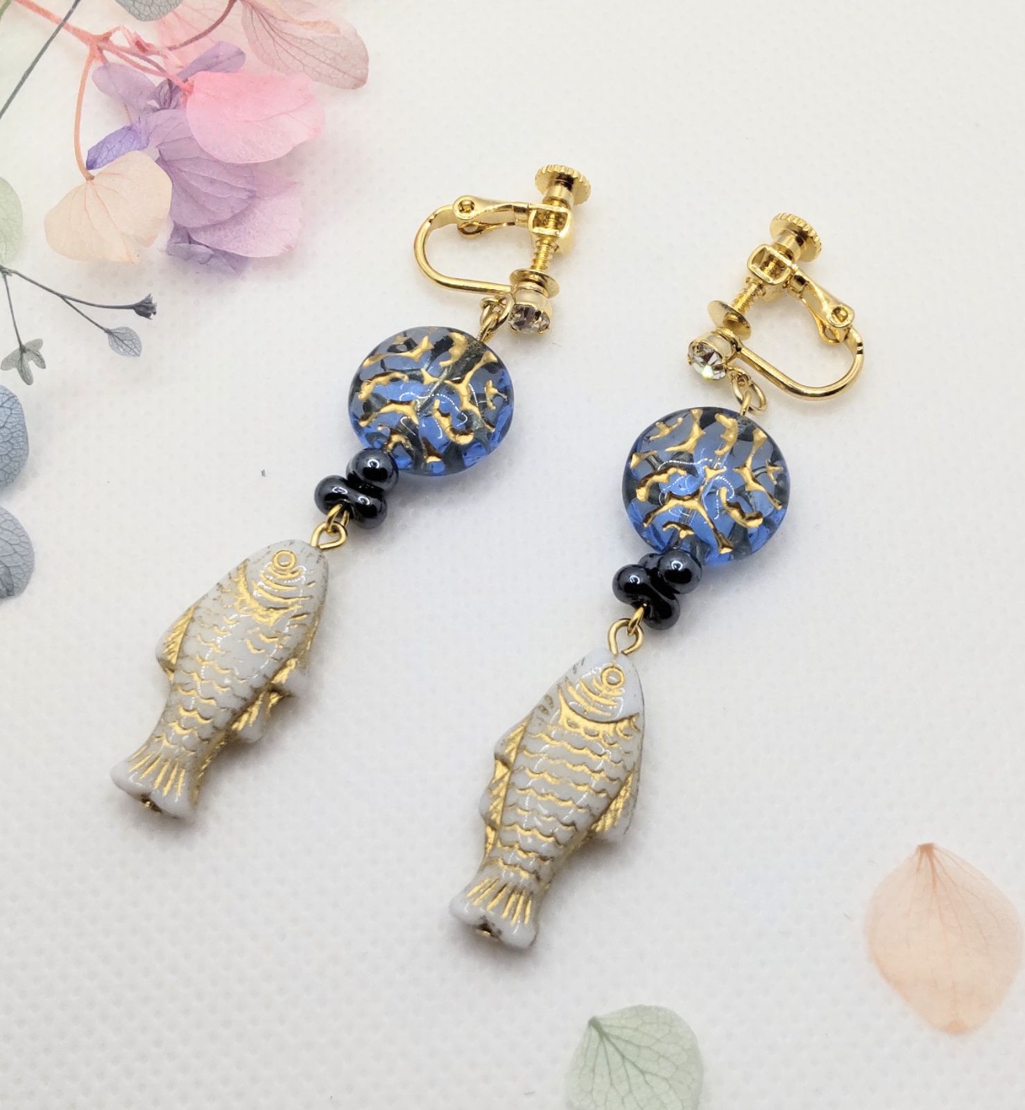 お魚さんチェコビーズとシェルのピアス ハンドメイド