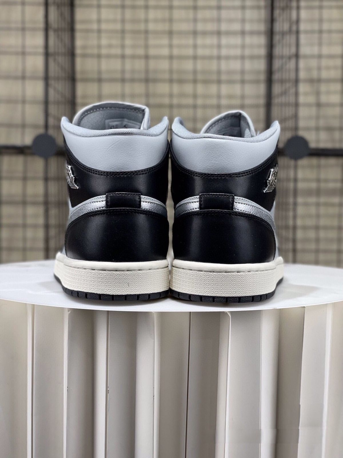 【新品未使用】swearAIR 2 M お値下げしました╰(*´︶`*)╯♡ お値下げしました??即購入?? Nike Air Jordan 1 High Mid 箱付