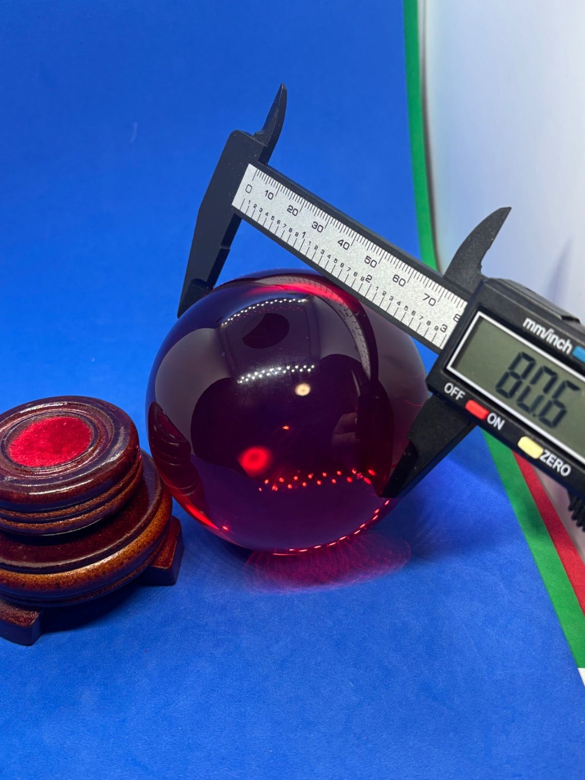 紅水晶スフィア「開運来福」置物（直径約8cm／型番：4927）