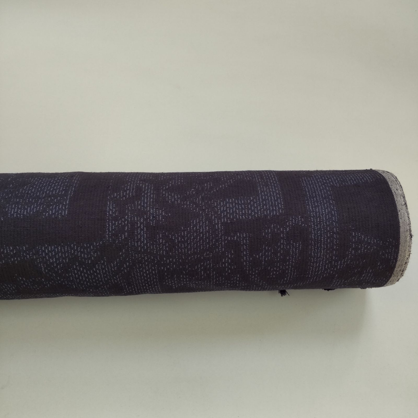 結城紬の反物、一反。 結城紬の反物、一反。