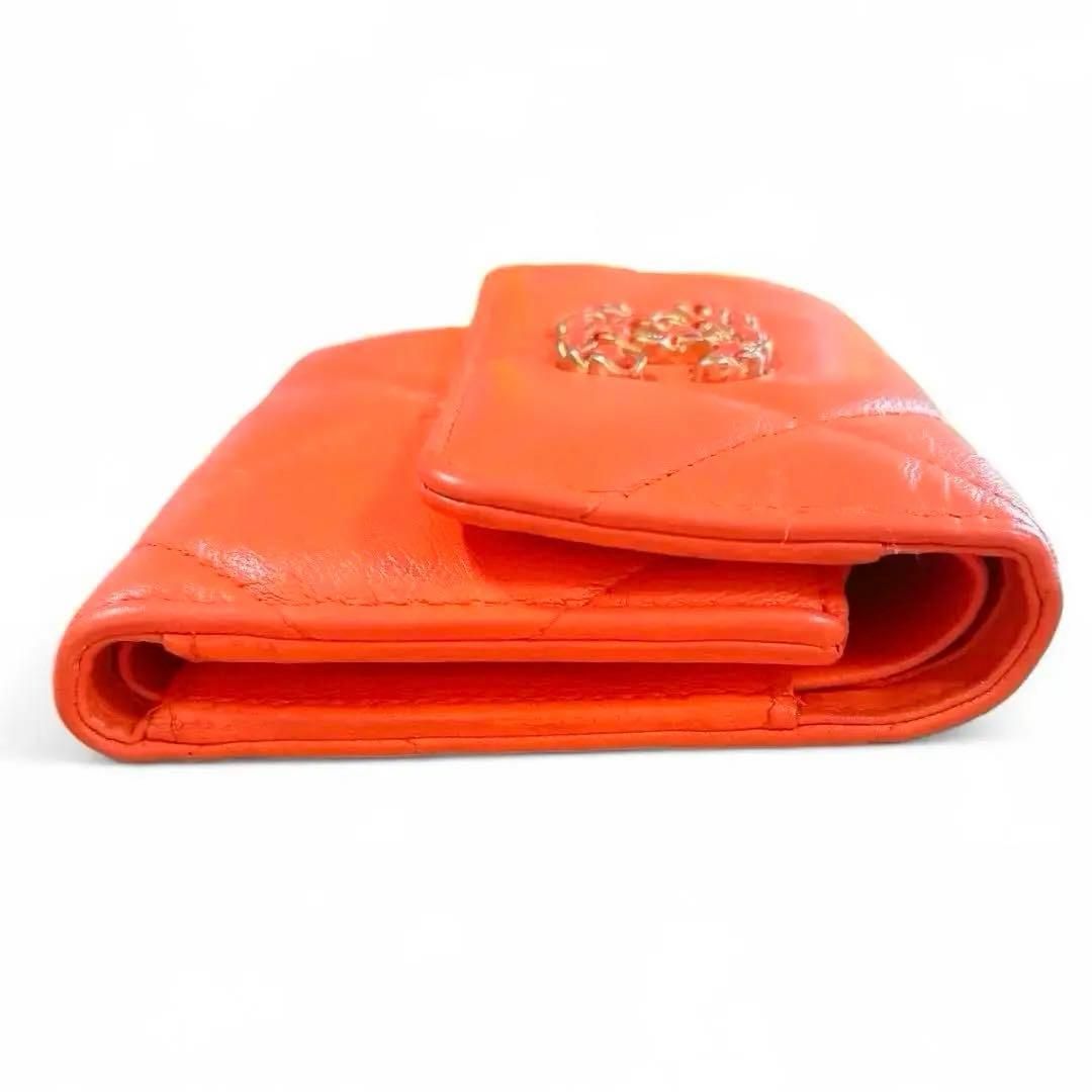 【人気色・希少】CHANEL 19 三折り財布 ラムスキン オレンジ系 29番台 人気色・希少】CHANEL ディズヌフ 三折り財布 ラムスキン オレンジ系