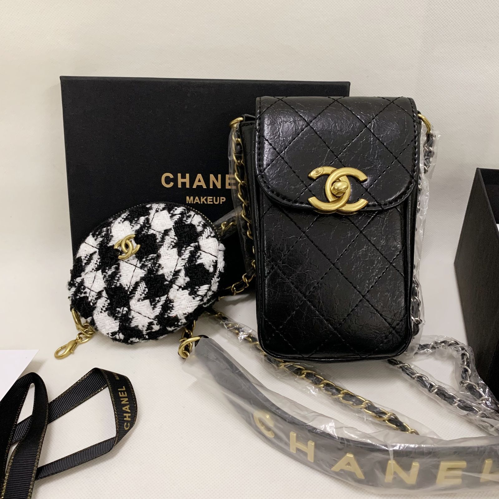 CHANEL スマホショルダーバッグ　ノベルティ スマホ以外にも♡【 CHANEL 】シャネル スマホホルダー 25C