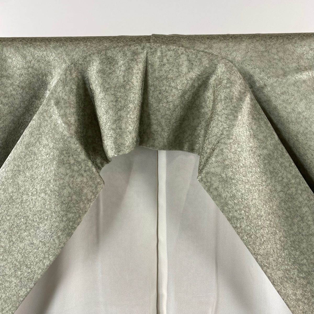 付下げ 身丈160cm 裄丈64cm M 袷 龍 雲文 金彩 銀通し 灰緑 正絹 美品  