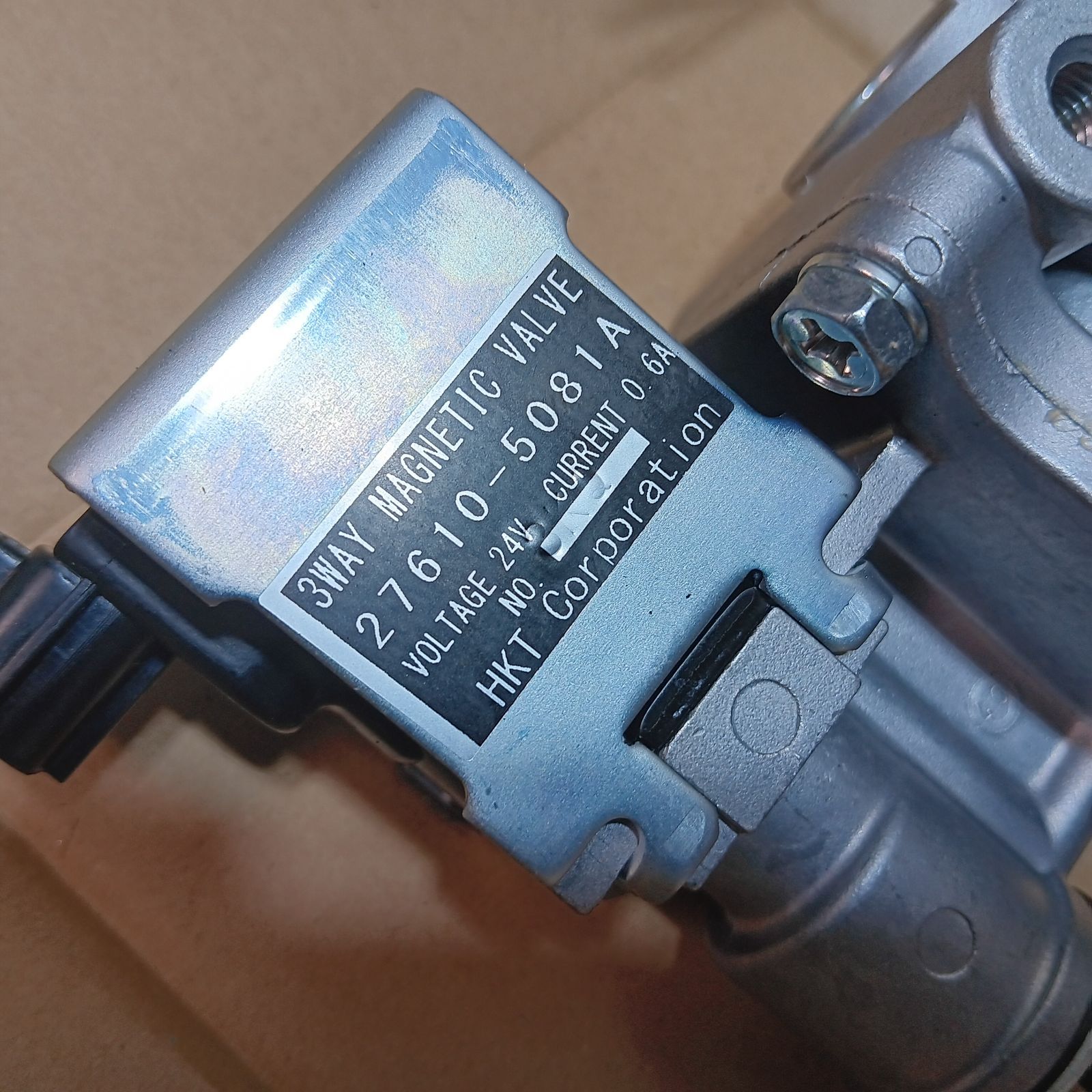 日野 3WAY MAGNETIC VALVE 27610-5081A バルブ 純正部品 未使用 日野 3WAY MAGNETIC VALVE 27610-5081A バルブ 純正部品 未使用