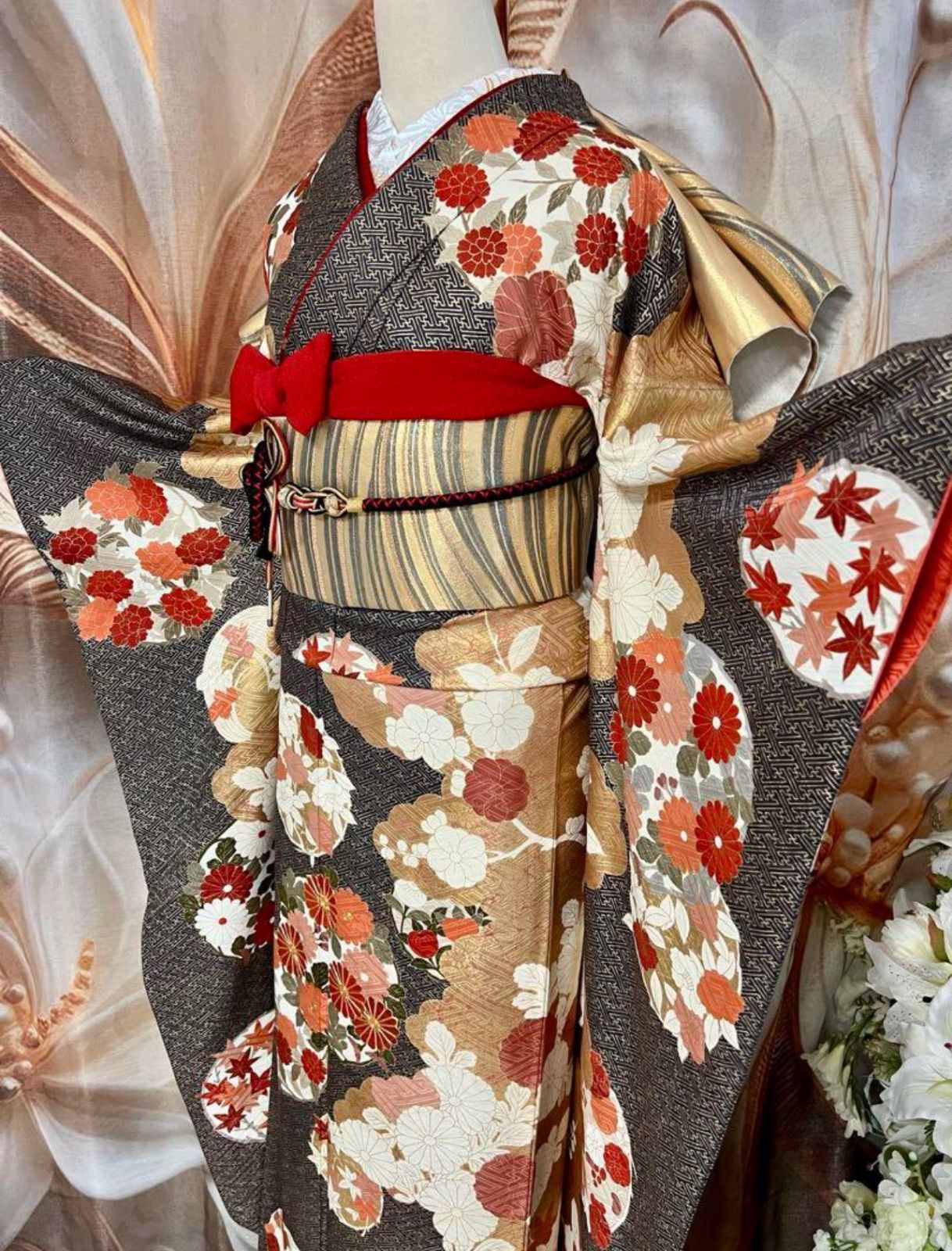 金駒刺繍 金通し 雪輪に花模様の振袖 着物 晴れの日 成人