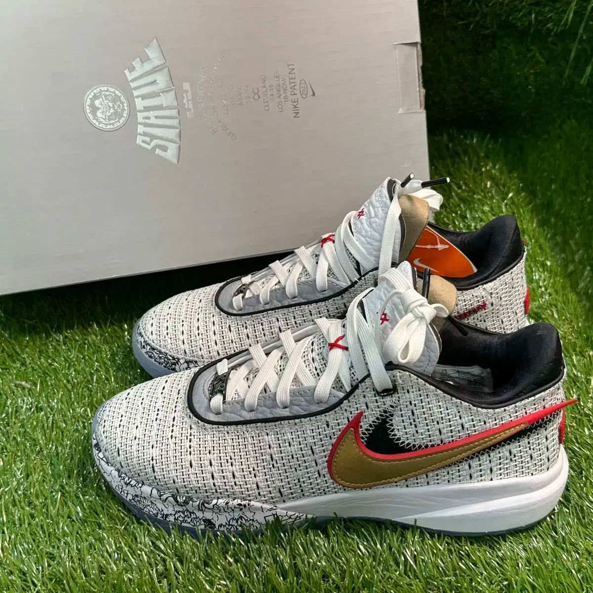 （ 255 ） NIKE(ナイキ) レブロン 20 EP 白 メタリック ゴールド