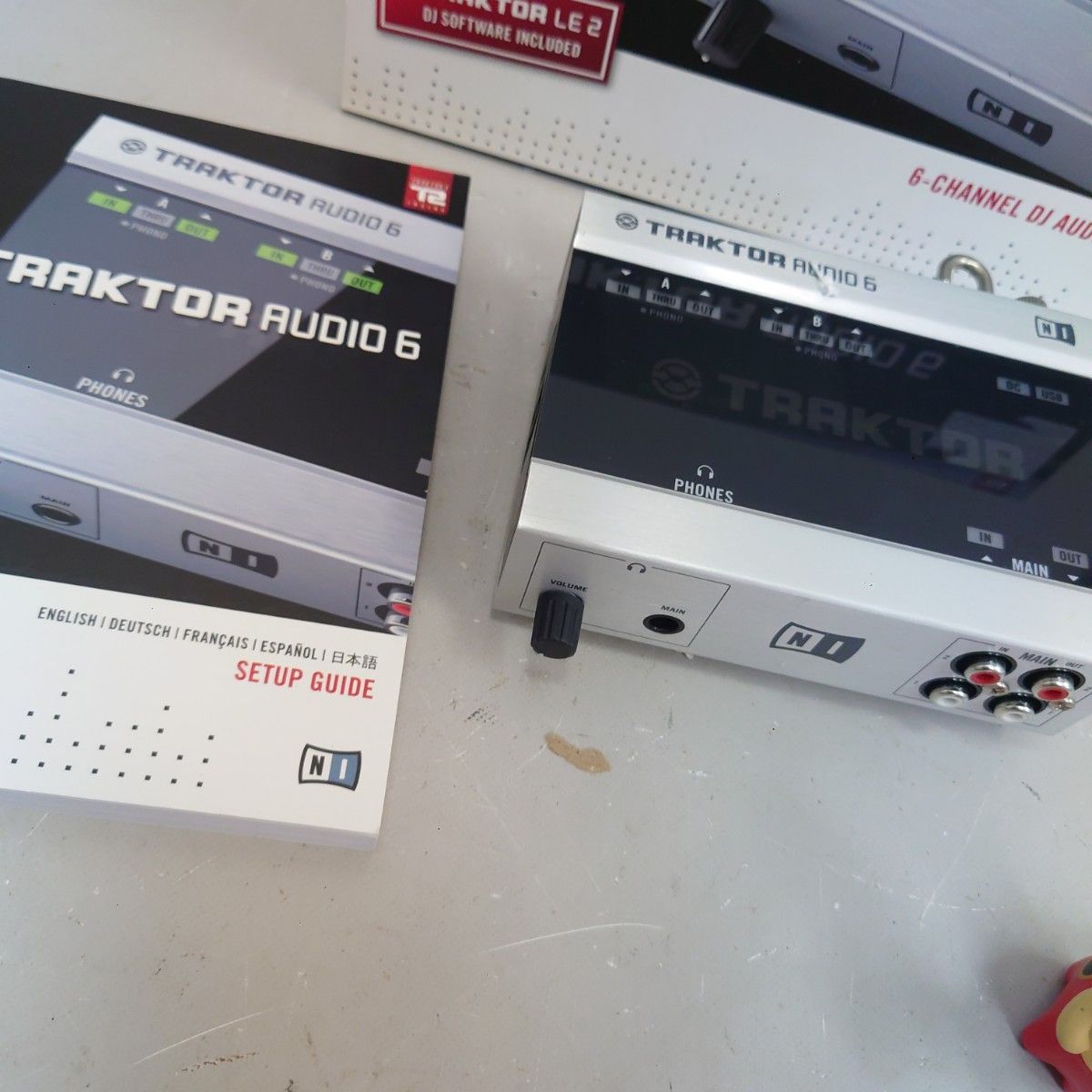 TRAKTOR AUDIO 6 DJオーディオインターフェース Native Instruments Traktor Audio 6 DJ Audio Interface | zZounds