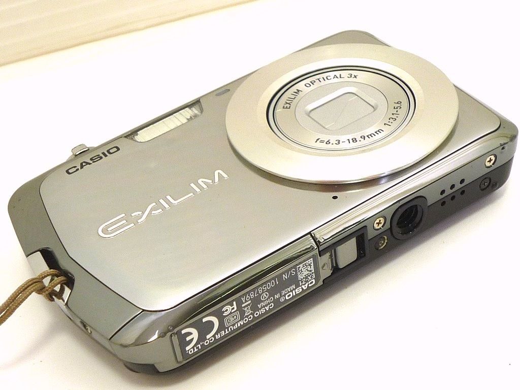 CASIO CASIO カシオ EXILIM ZOOM EX-Z1 コンパクト デジタルカメラ シルバー 1000万画素 バッテリー充電器USB取説CD箱 スタイリッシュ高性能 可動
