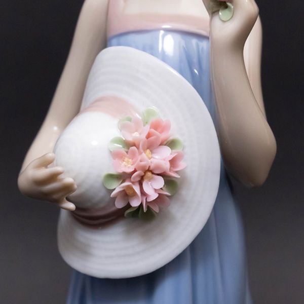 リヤドロ フィギュリン『Courtney（少女コートニー）』 - メルカリ