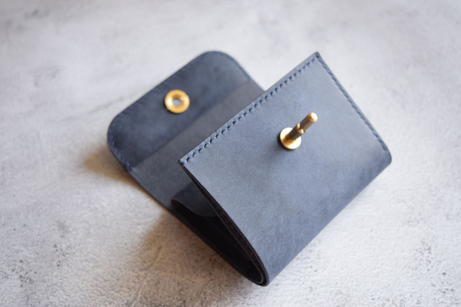 三つ折り財布 本革 ｲﾀﾘｱﾝﾚｻﾞｰ 【オコシ金具】 Navy ネイビー - メルカリ