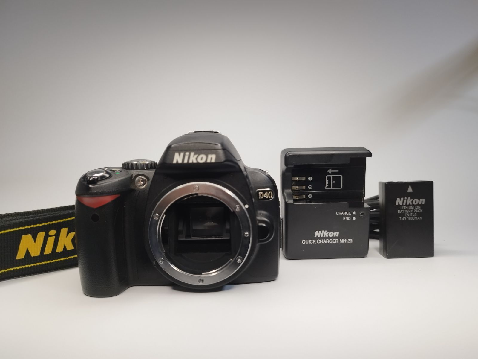 Nikon D40 デジタル一眼レフカメラ ボディ 本体＋純正バッテリー&充電