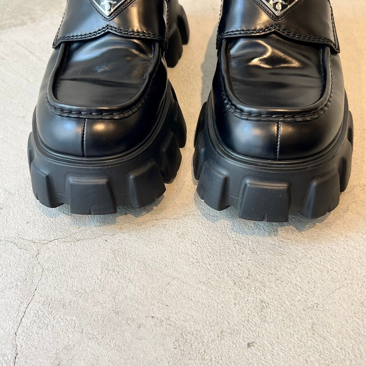 プラダ　モノリスローファー ブラック プラダ モノリス ブラッシュドレザー ローファー | PRADA