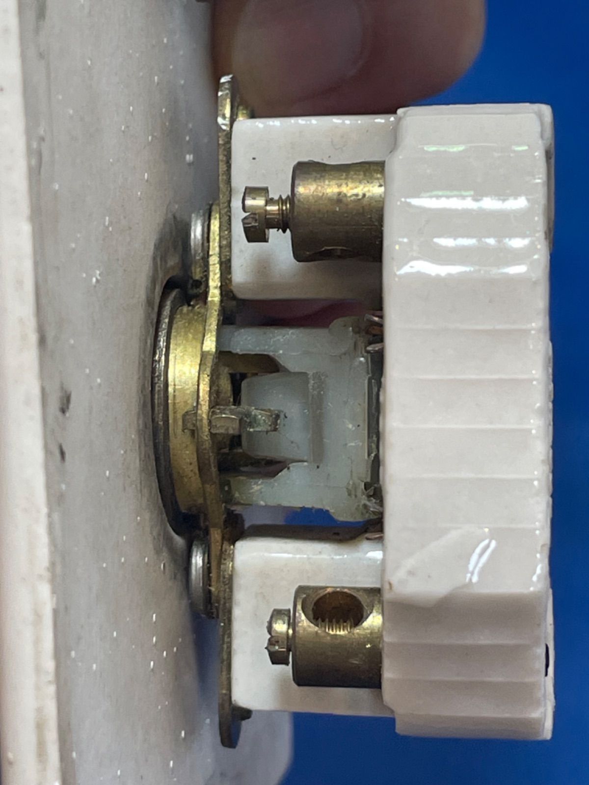 アンティーク 陶器製スイッチカバー 真鍮製トグルスイッチ イギリス製 MARWIL-DEMENAGEMENTS_CH