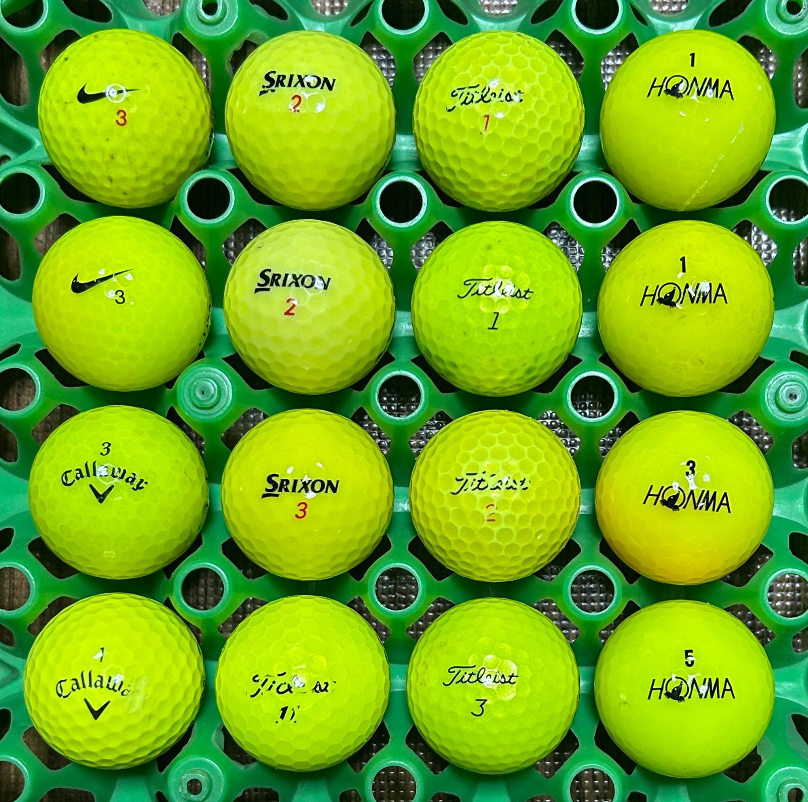 有名メーカー 混合 ロストボール カラー 16個 イエロー 黄色 ナイキ NIKE キャロウェイ Callaway スリクソン SRIXON タイトリスト Titleist ホンマ HONMA