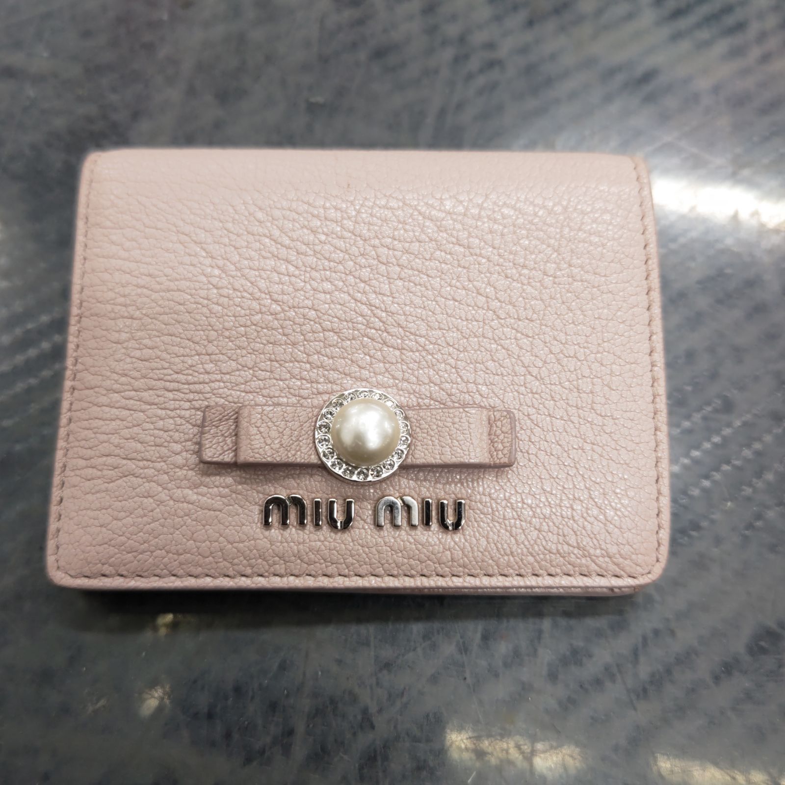 h63855 MIU MIU ミュウミュウ 財布 二つ折り マドラスパール ミニ財布 パール リボン ピンク レディース 良品美品 - メルカリ