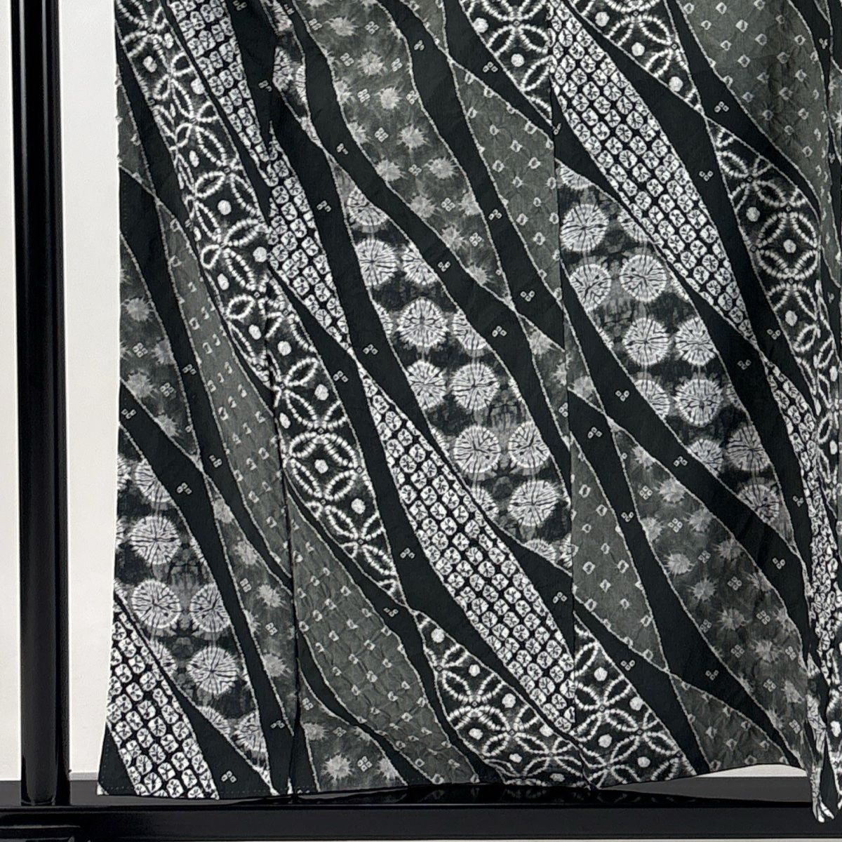 小紋 美品 秀品 幾何学模様 総絞り 黒 袷 身丈158cm 裄丈