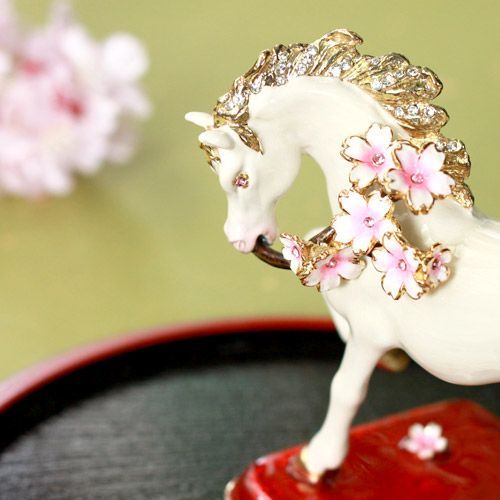 EX500【正規品】桜馬 桜をあしらった躍動感のある白馬の置物