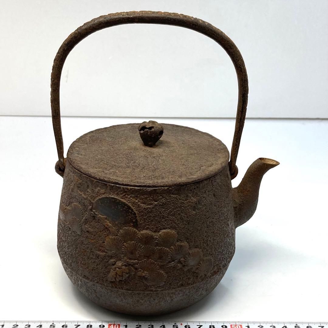 三巌堂 在銘 松葉紋 鉄瓶 1806g 東な6-0512