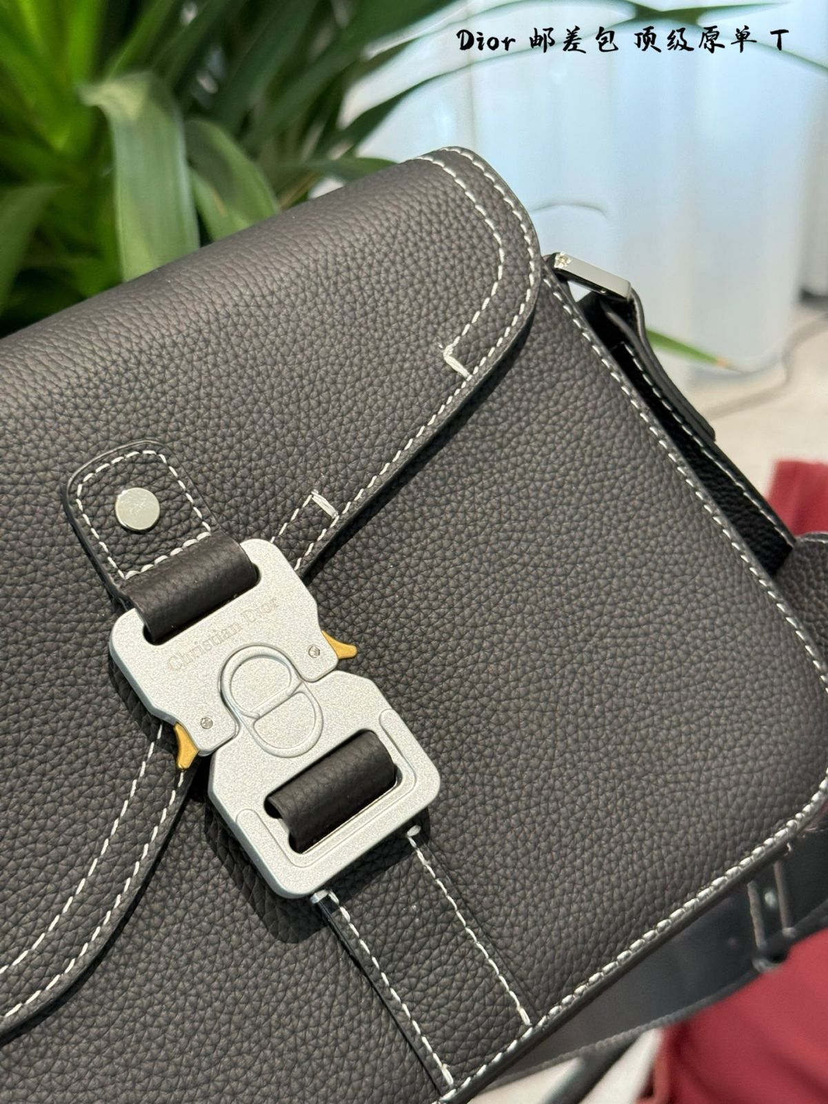 【並行輸入品】Dior メッセンジャーバッグ メンズ 大人気♪】Dior Hit the Road メッセンジャーバッグ (Dior
