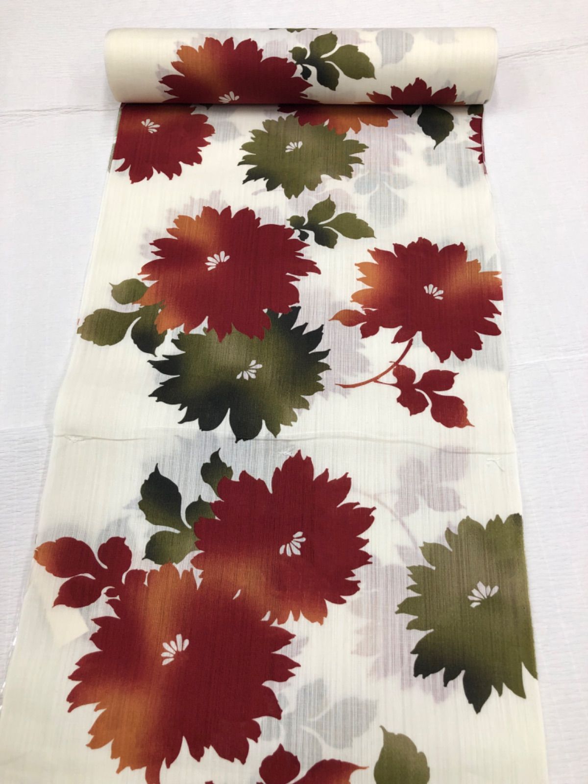 シーズンオフ価格 女性用浴衣反物 綿100％ 白地にエンジ赤の向日葵柄