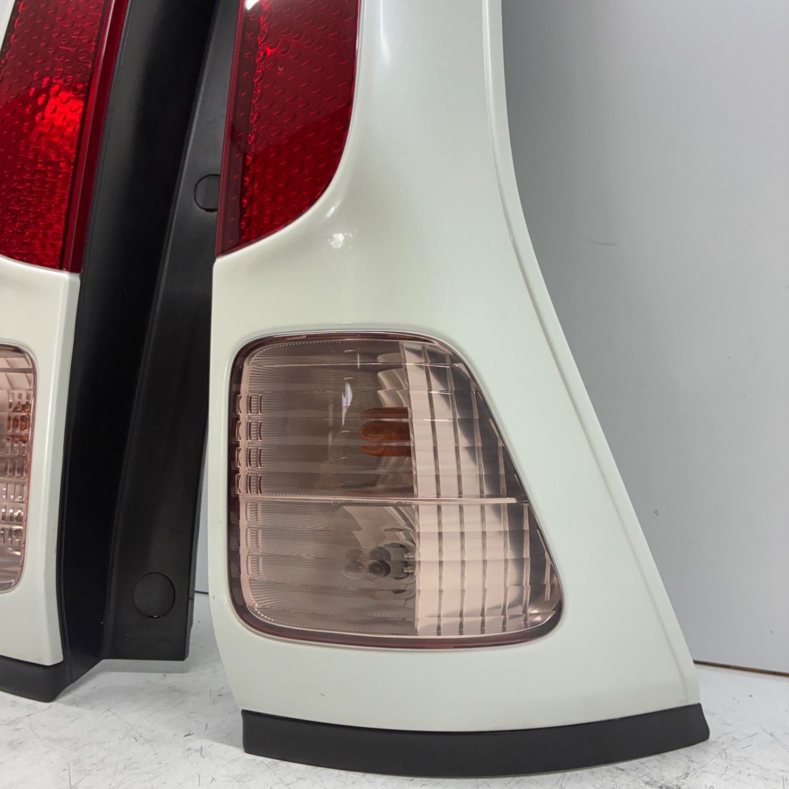 Y 美品【コーティング済】日産 C25 CC25 NC25 CNC25 セレナ テール 