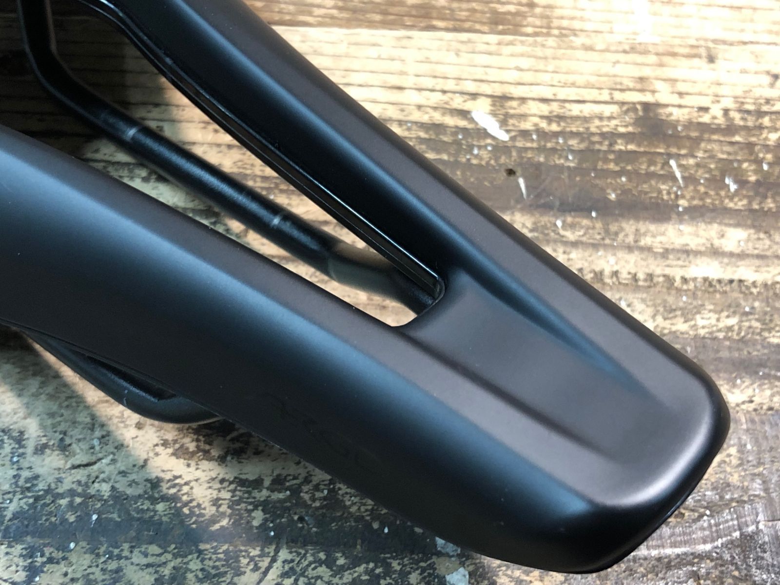JN133 フィジーク fizik TEMPO ARGO R3 サドル 黒 150mm kiumレール