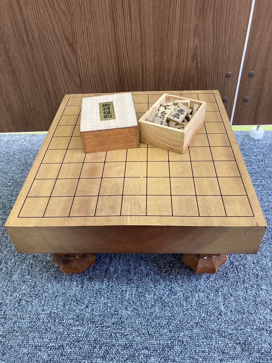 定価13万 新榧 囲碁 脚付碁盤 19路盤 六寸 へそ 新かや 碁石・碁笥付 定価13万 新榧 囲碁 脚付碁盤 19路盤 六寸 へそ 新かや 碁石・碁笥付