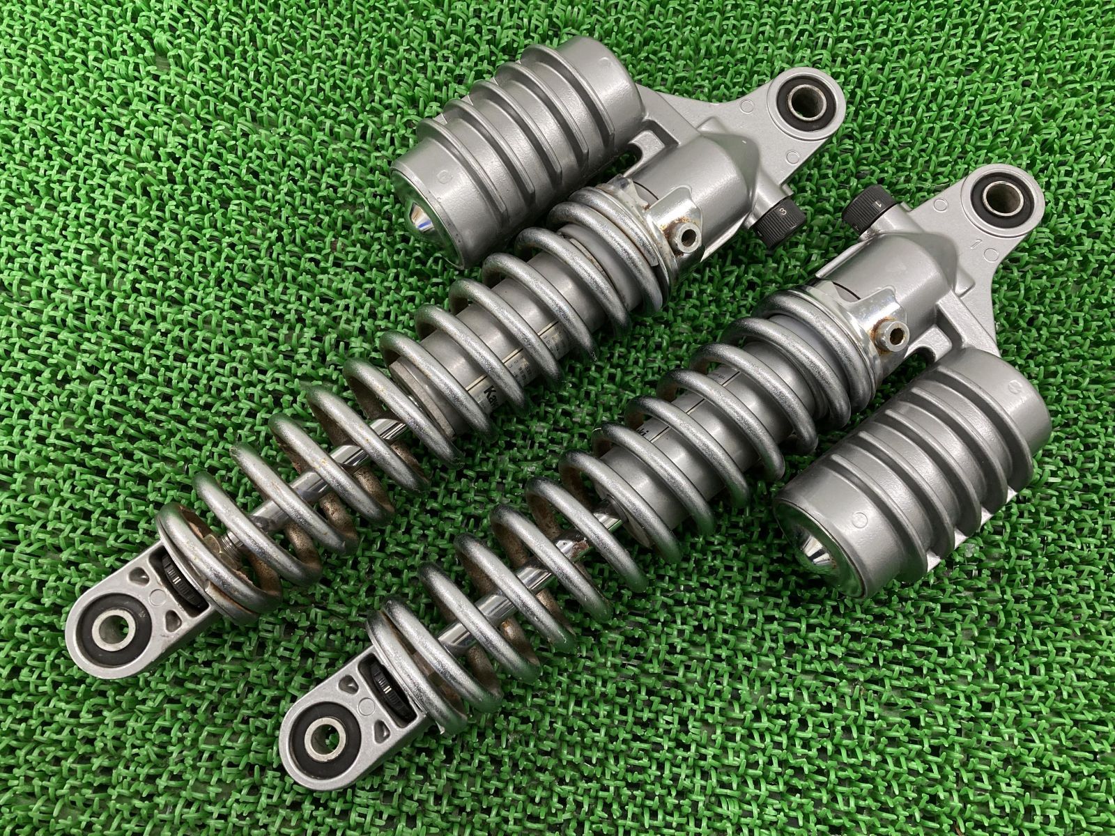 ゼファー750 リアサスペンション 左右 ZR750C-079*** カワサキ 純正 中古 ZR750C ピッチ350mm 曲がり無し 品薄 希少品 リアショック
