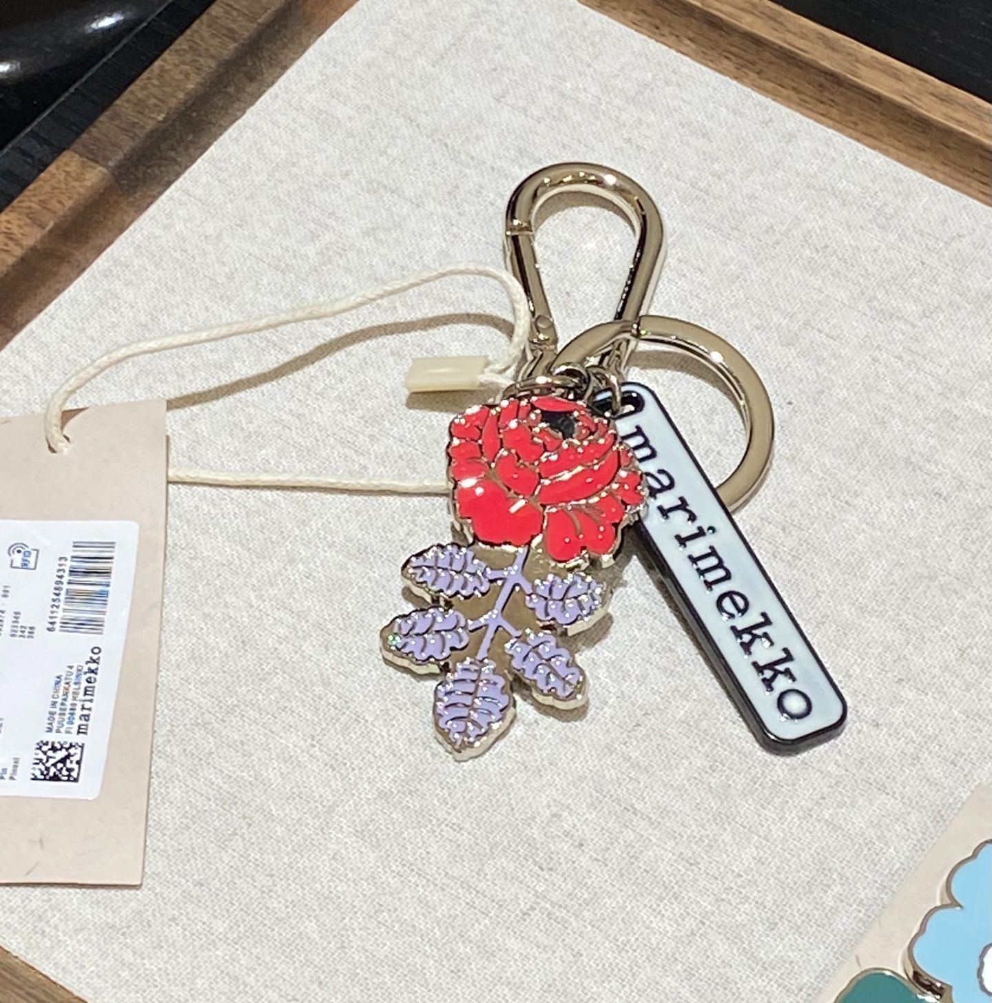 フィンランド Marimeko Kioski Uniko 赤いバラのキーホルダーと