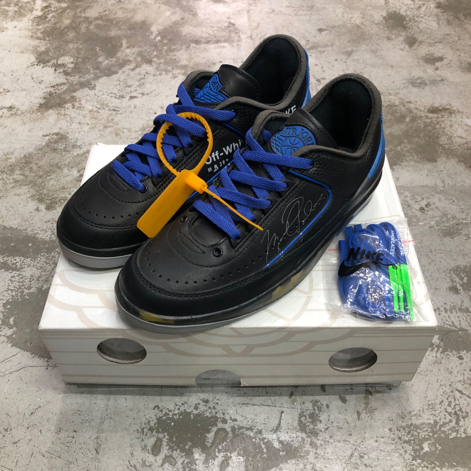 Off-White NIKE Air Jordan 2 Low Black and Varsity Royal コラボ 