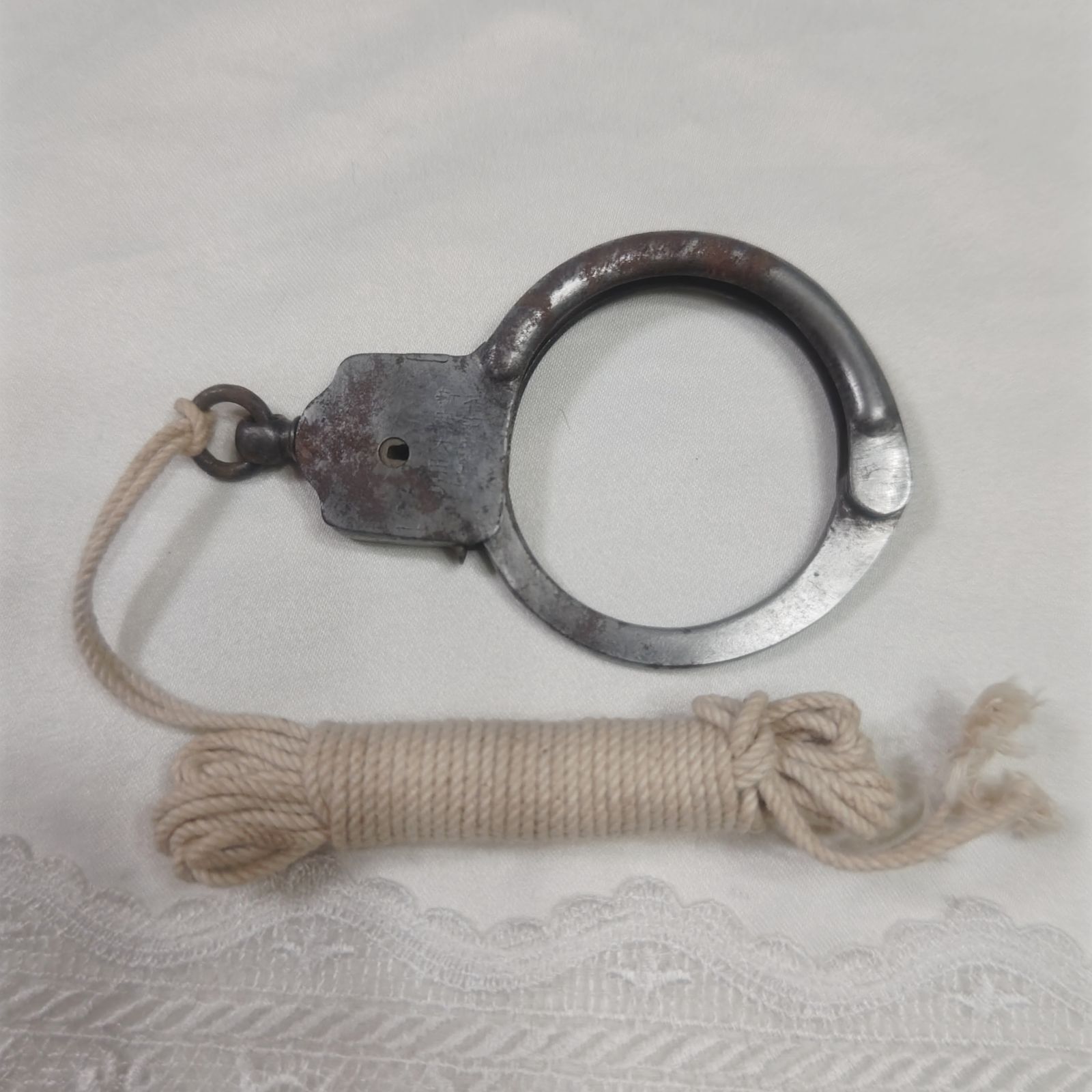 希少 手錠 昭和期 当時物 警察手錠 片手錠 鍵付き 実働品 骨董
